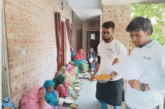 বৃদ্ধাশ্রমের মায়েদের মুখে “দুই টাকায় হাসি” ফোটালো প্রগতি স্বেচ্ছাসেবী সংগঠন