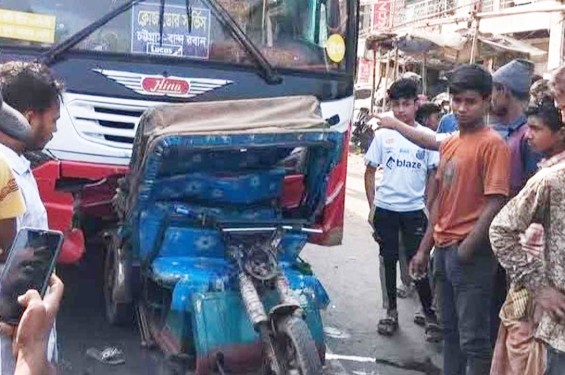 চট্টগ্রামে বাসের ধাক্কায় স্কুল শিক্ষার্থী ভাই-বোনসহ নিহত ৩