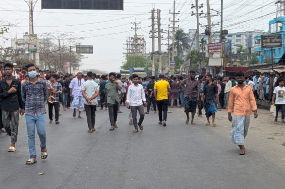 গাজীপুরে মহাসড়ক অবরোধ পোশাকশ্রমিকদের, ক্ষোভ যাত্রী-চালকদের