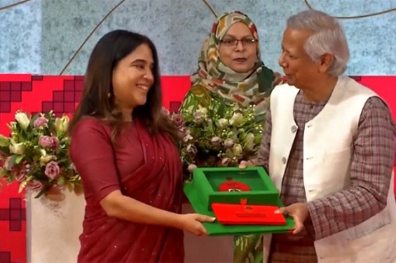 ৭ বিশিষ্ট ব্যক্তির হাতে স্বাধীনতা পুরস্কার তুলে দিলেন প্রধান উপদেষ্টা