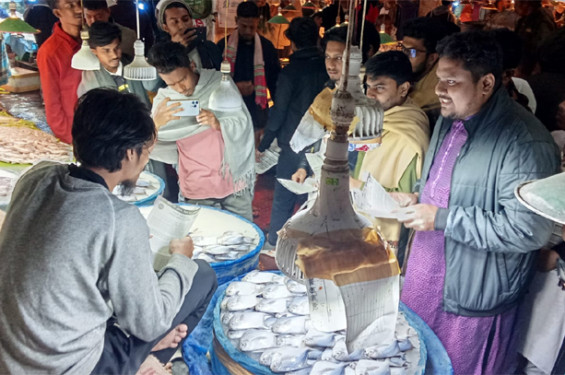 ৭ দফা দাবিতে জাতীয় নাগরিক কমিটি খুলনা নেতৃবৃন্দের লিফলেট বিতরণ
