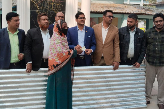 রায়পুরে ২০ পরিবারের মাঝে ঢেউ টিন ও নগদ অর্থ প্রদান