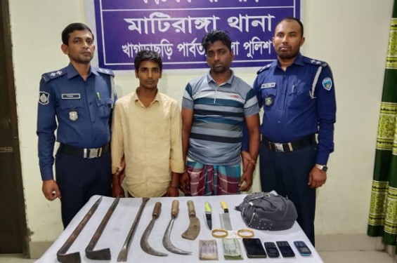 মাটিরাঙায় দেশীয় অস্ত্রসহ ডাকাত আটক, মালামাল উদ্ধার