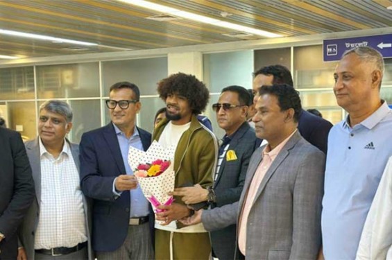 দেশে এসে পৌঁছেছেন হামজা চৌধুরী