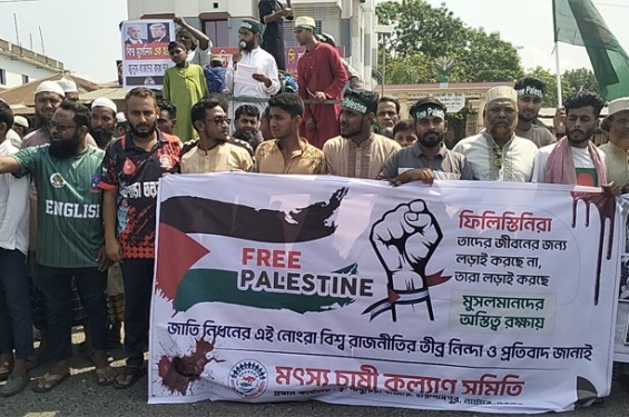 গাজায় ইসরাইয়েলি গণহত্যার প্রতিবাদে আহম্মেদপুরে মানববন্ধন