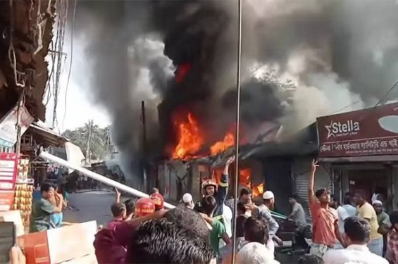 গ্যাস সিলিন্ডার বিস্ফোরণে ১৮ ব্যবসা প্রতিষ্ঠান পুড়ে ছাই