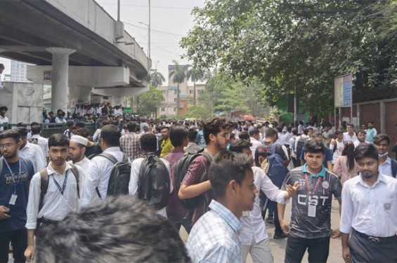 ৬ দাবিতে সাতরাস্তায় পলিটেকনিক শিক্ষার্থীদের অবরোধ