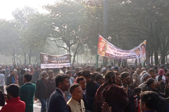 বুদ্ধিজীবী কবরস্থানে মানুষের ঢল, ফুলেল শ্রদ্ধায় শহীদদের স্মরণ