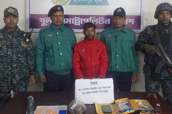 খুলনায় নৌবাহিনীর অভিযানে মাদক ব্যবসায়ী আটক