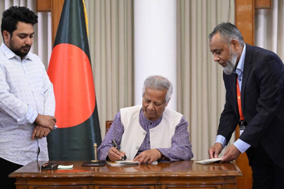 গণঅভ্যুত্থানে নারীদের অংশগ্রহণকে চিত্রায়িত করে ডাকটিকিট, অবমুক্ত করলেন প্রধান উপদেষ্টা