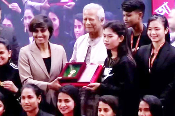 ১৮ বিশিষ্ট ব্যক্তি ও নারী ফুটবল দলকে একুশে পদক তুলে দিলেন প্রধান উপদেষ্টা
