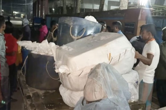 বাউফলে তিনটি যাত্রীবাহী বাসে মিললো হাজার কেজি চাপলি ও জাটকা মাছ