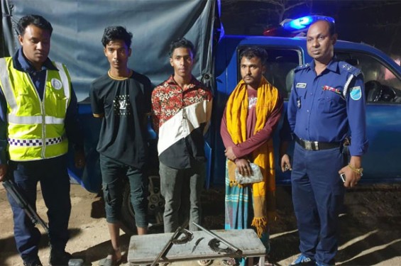 গাজীপুরে মহাসড়কে ছিনতাইয়ের চেষ্টা, সেনাবাহিনীর হাতে আটক ৩
