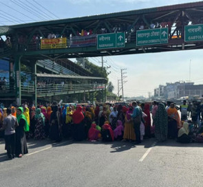 বকেয়া বেতনের দাবিতে চন্দ্রায় ঢাকা-টাঙ্গাইল মহাসড়ক অবরোধ