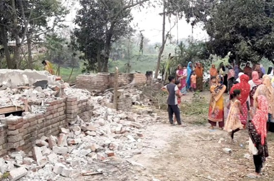 ক্ষোভে ফুঁসছে মাগুরাবাসী, ধর্ষকের বাড়ি গুঁড়িয়ে দিলো জনতা