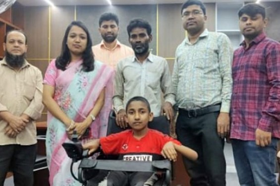 ইউএনও’র সহযোগিতায় হুইল চেয়ার পেলো আব্দুর রহমান
