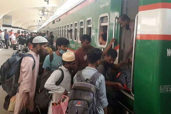ঈদযাত্রা: নির্ধারিত সময়ে ছাড়ছে ট্রেন, স্বস্তিতে যাত্রীরা