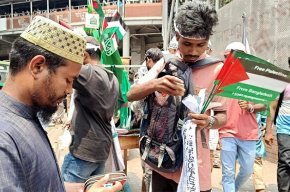 সোহরাওয়ার্দীতে জমায়েত ঘিরে পতাকা-টিশার্ট বিক্রির ধুম