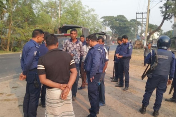 পাবনার ঈশ্বরদীতে টিসিবির মালামাল বিতরণ নিয়ে সংঘর্ষ, আহত অন্তত ১৫