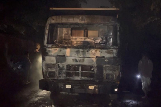 গাজীপুরে ড্রাম্পট্রাক চাপায় নারী শ্রমিকের মৃত্যু, ট্রাকে আগুন দিলো জনতা