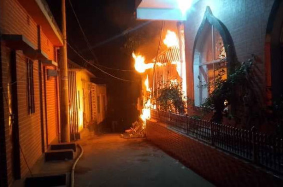 রূপগঞ্জে যুবদল কর্মীকে কুপিয়ে জখম, হামলাকারীর বাড়িতে আগুন