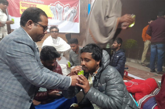 উপাচার্যের আশ্বাসে অনশন স্থগিত জাবি শিক্ষার্থীদের