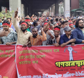 ১১ দফা দাবিতে প্রেস ক্লাবের সামনে হাজারো ব্যাটারিচালিত রিকশাচালকদের অবস্থান