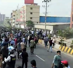 মাহবুবুর রহমান মোল্লা কলেজে হামলা-ভাঙচুর করেছে বিক্ষুব্ধ শিক্ষার্থীরা