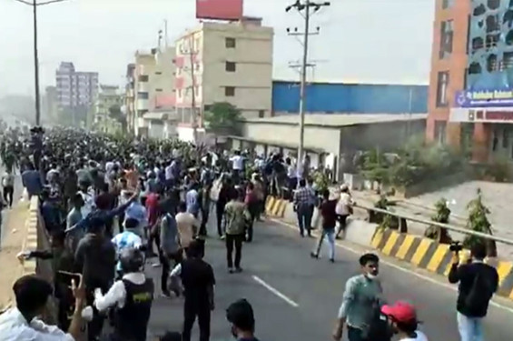 মাহবুবুর রহমান মোল্লা কলেজে হামলা-ভাঙচুর করেছে বিক্ষুব্ধ শিক্ষার্থীরা