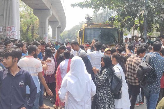 নারীর প্রতি সহিংসতার প্রতিবাদে শাহবাগে ৩০ কলেজের শিক্ষার্থীরা