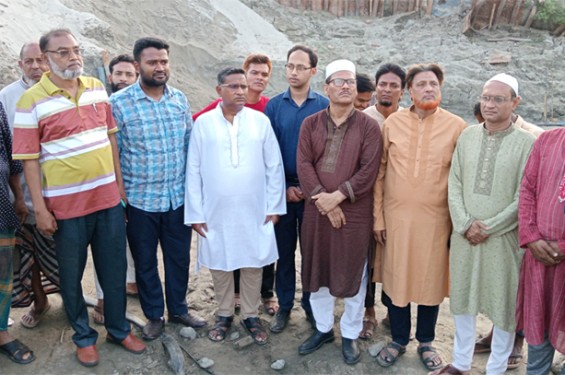 সাতক্ষীরার বিনেরপাতায় সুইজগেট নির্মাণ কাজের উদ্বোধন
