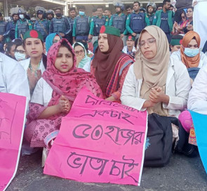 শাহবাগ অবরোধ করেছেন ট্রেইনি চিকিৎসকরা, যান চলাচল বন্ধ