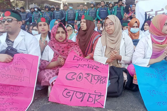 শাহবাগ অবরোধ করেছেন ট্রেইনি চিকিৎসকরা, যান চলাচল বন্ধ