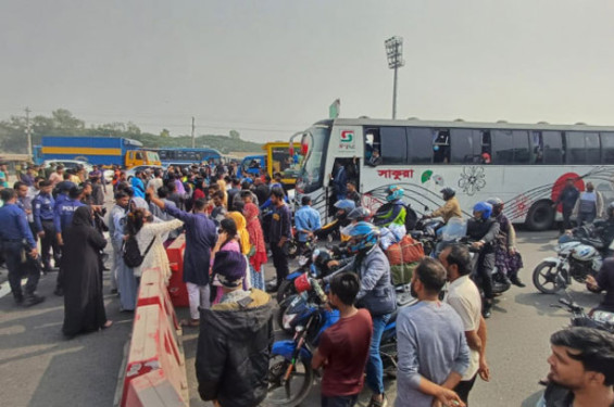 ঢাকা-মাওয়া এক্সপ্রেসওয়ে অবরোধ করে বৈষম্যবিরোধী নেতাকর্মীদের অবস্থান