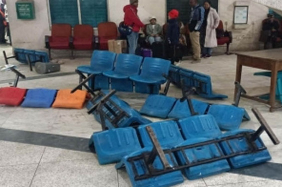 রাজশাহী রেলস্টেশনে ক্ষুব্ধ যাত্রীদের ভাঙচুর, ফেরত পাবেন টিকিটের টাকা