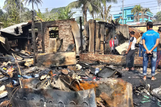 পটুয়াখালীতে অগ্নিকাণ্ডে ৮ দোকান পুড়ে ছাই, অর্ধ কোটি টাকার ক্ষয়ক্ষতি