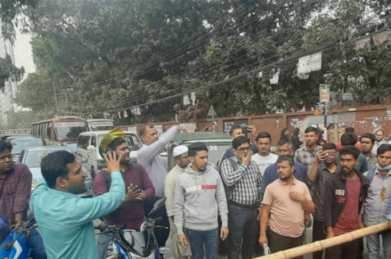 বাঁশ দিয়ে তিতুমীরের সামনের রাস্তা আটকে দিলেন শিক্ষার্থীরা