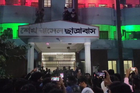 পাবনায় আ. লীগের অফিস, কলেজ ও বিশ্ববিদ্যালয় হলের নামফলক ভাঙচুর