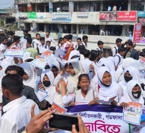 নোয়াখালীর বেগমগঞ্জে প্রধান শিক্ষকের অপসারণ চেয়ে শিক্ষার্থীদের সড়ক অবরোধ