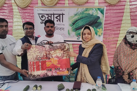 নাটোরে শশা চাষে মাঠ দিবস অনুষ্ঠিত