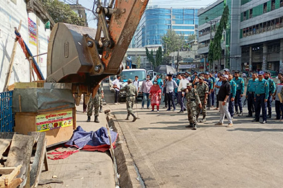 চট্টগ্রামে ফুটপাত ও পার্কিংয়ে স্থাপিত ৩০টি দোকান উচ্ছেদ
