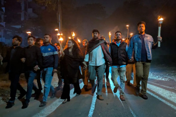 আরিফ সোহেলের উপর হামলার প্রতিবাদে জাবিতে মশাল মিছিল