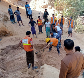 রোহিঙ্গা ক্যাম্পে খেলার সময় পাহাড় ধসে শিশু নিহত, আহত ২