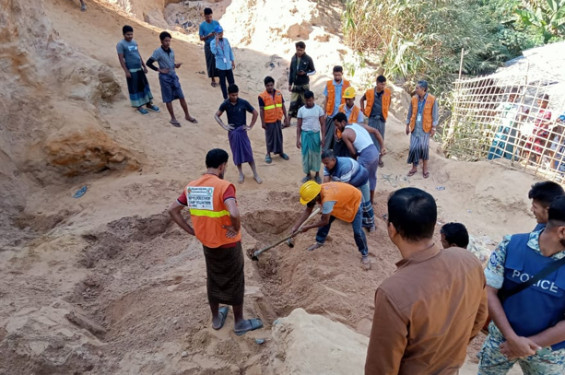 রোহিঙ্গা ক্যাম্পে খেলার সময় পাহাড় ধসে শিশু নিহত, আহত ২