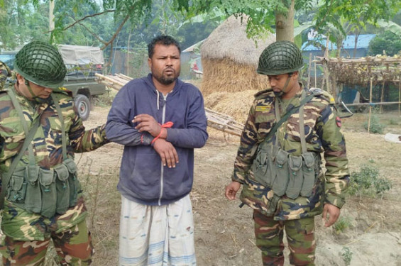 পাবনায় সেনাবাহিনীর অভিযানে সন্ত্রাসী কবির বাবু গ্রেফতার