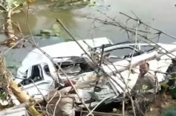 ফরিদপুরে মাইক্রোবাসে ট্রেনের ধাক্কায় নিহত ৫
