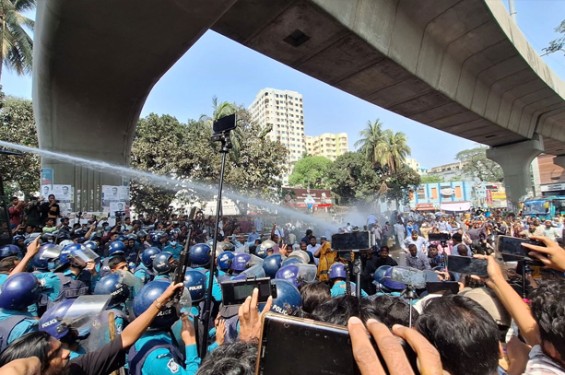 যমুনায় যাওয়ার চেষ্টা আন্দোলনরত শিক্ষকদের, জলকামান ও লাঠিচার্জ পুলিশের