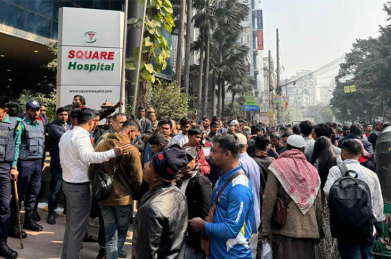 টিকা না পেয়ে সড়ক অবরোধ করেছেন মধ্যপ্রাচ্যগামী প্রবাসীরা