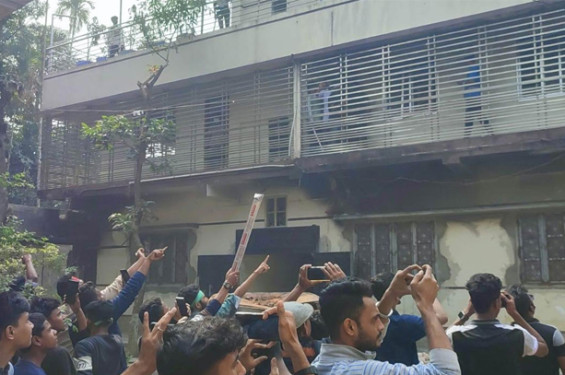 ‘কাউয়া কাউয়া’ স্লোগানে ওবায়দুল কাদেরের বাড়িতে হামলা-ভাঙচুর