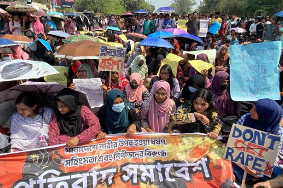 ধর্ষকের সর্বোচ্চ শাস্তির দাবিতে মহাসড়ক অবরোধ রাবি শিক্ষার্থীদের